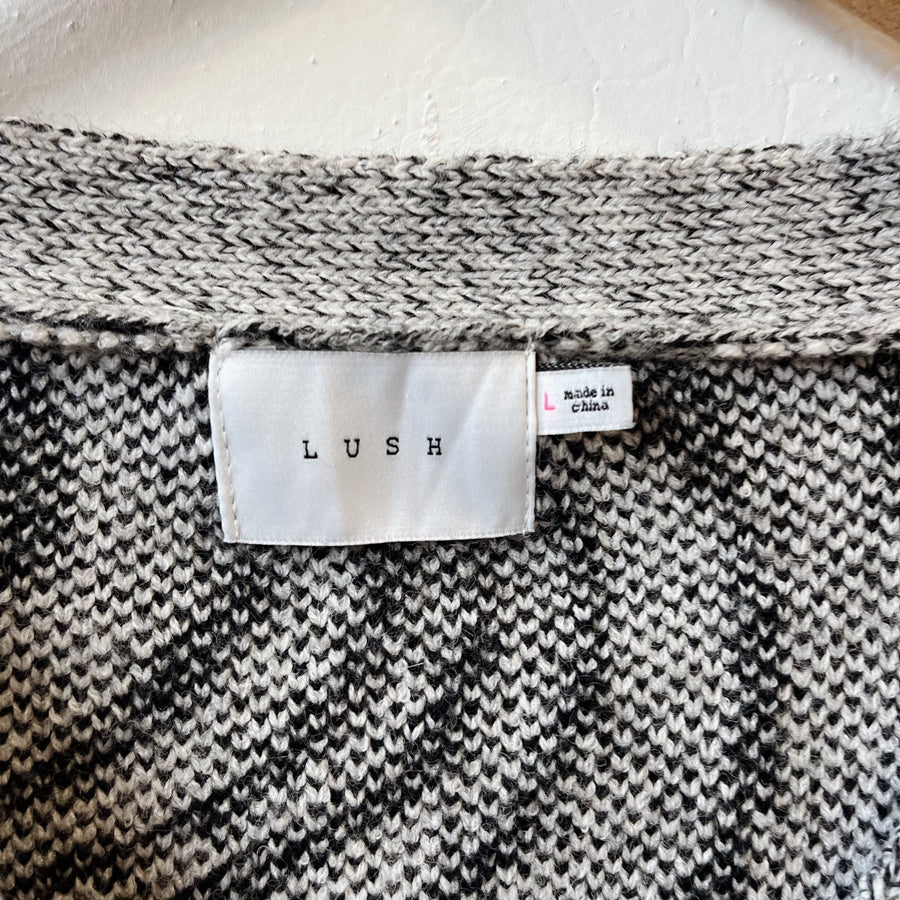 Size L | Patterned Button Sweater